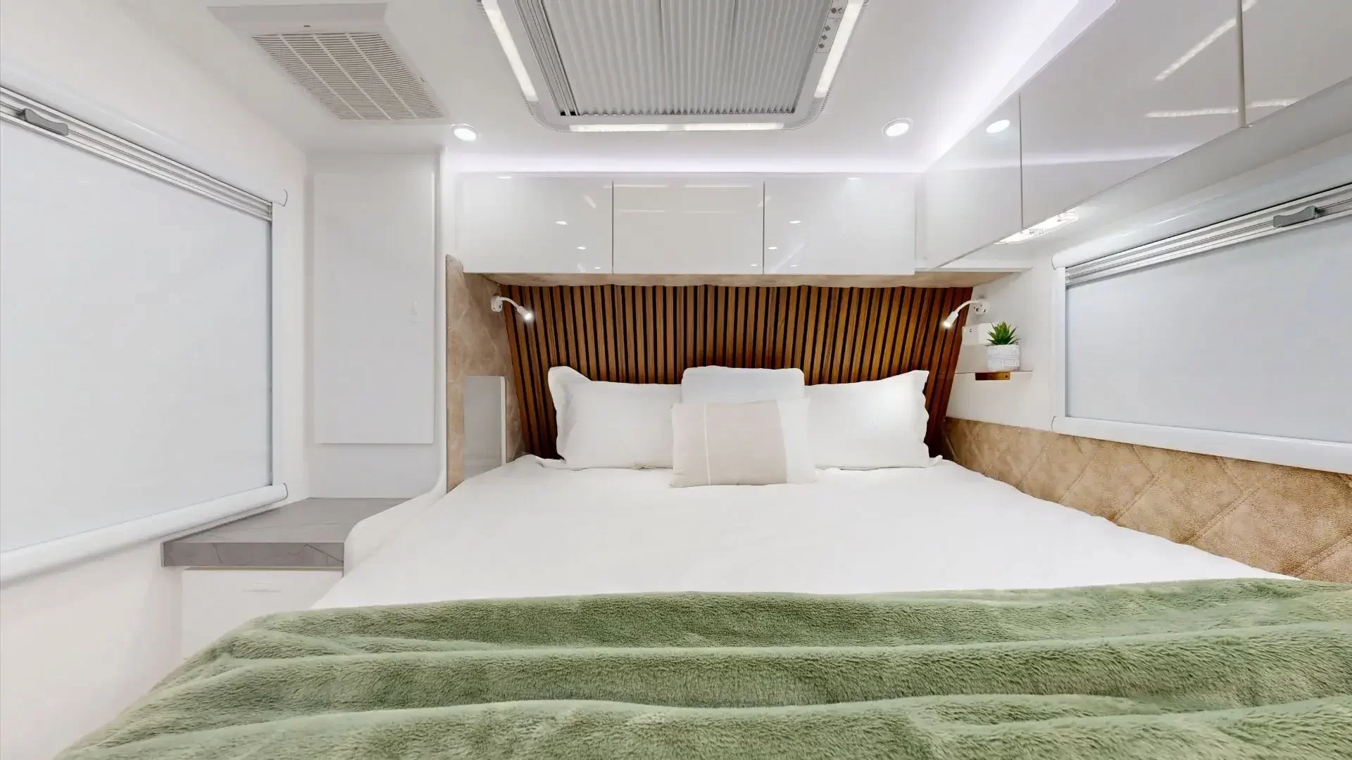 Cadillac RV Ourea Royal Family + photo 5 of 8