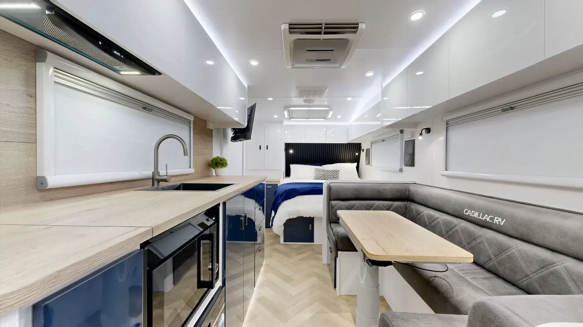 Cadillac RV Poseidon photo 6 of 8