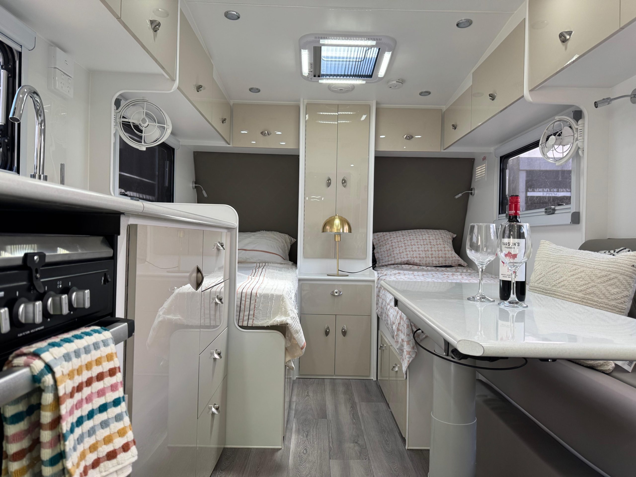 Highclere Caravans Little Hutt 18'6 photo 7 of 10