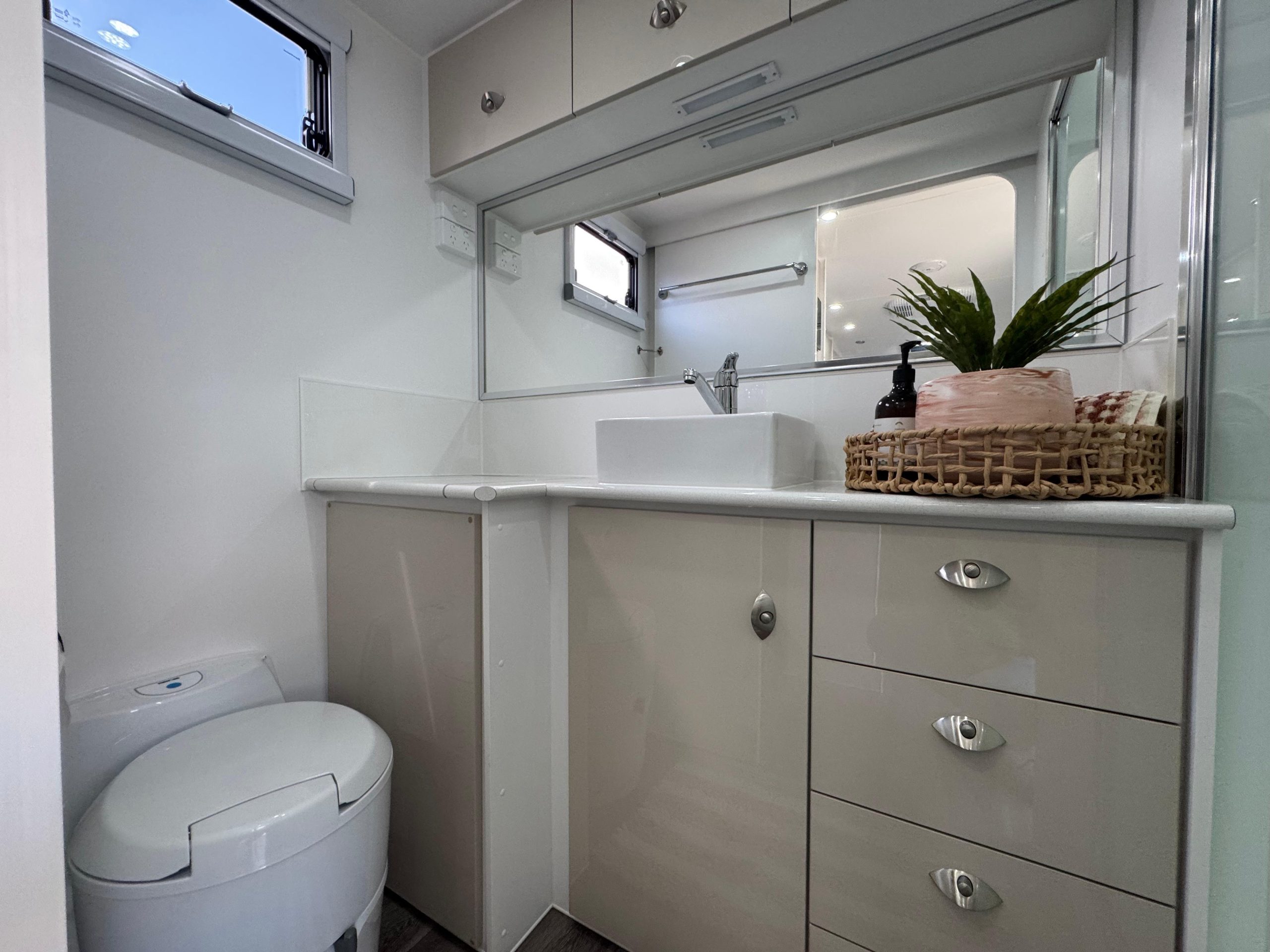 Highclere Caravans Little Hutt 18'6 photo 8 of 10