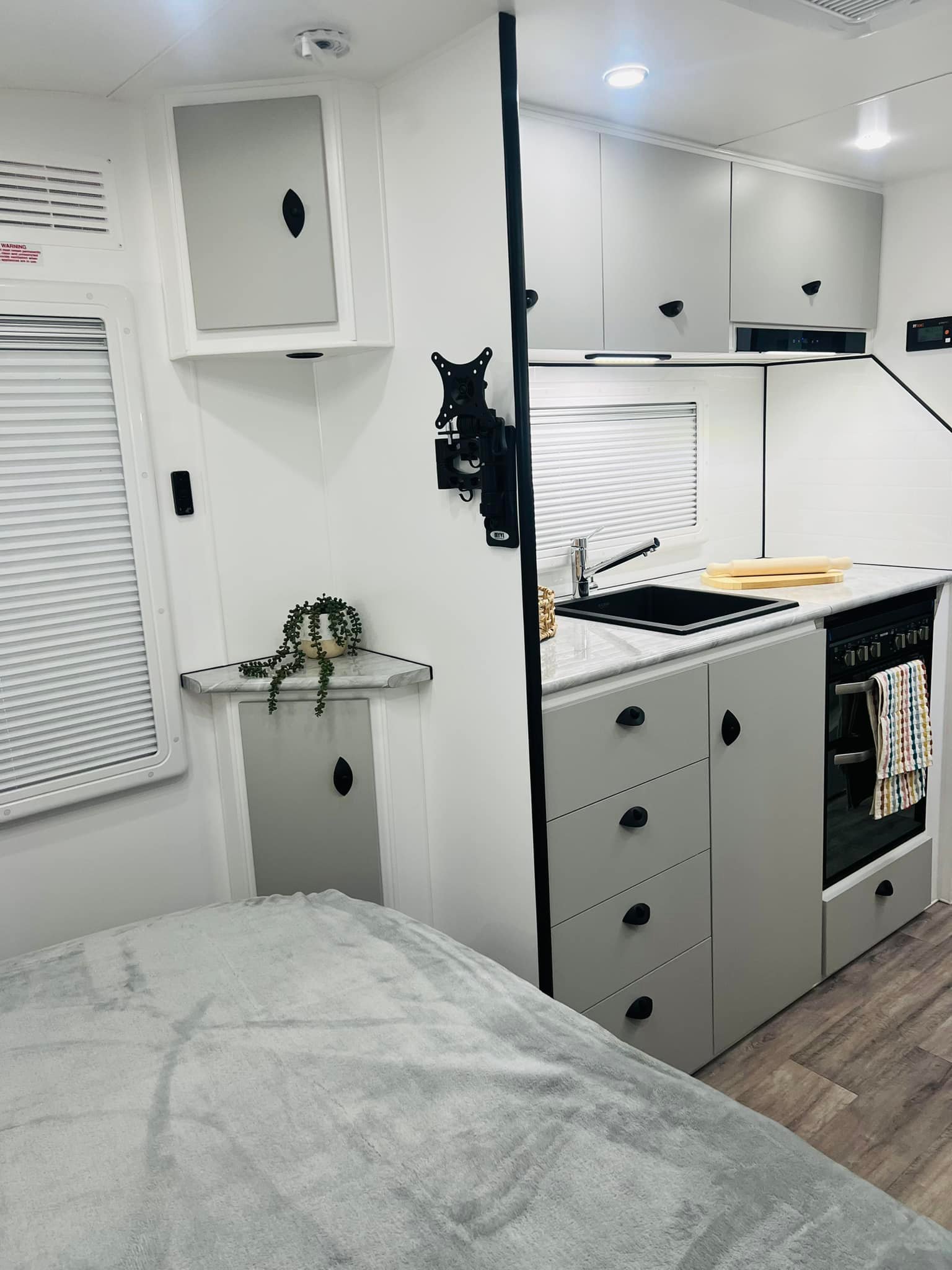 Highclere Caravans Little Villa 18'6 photo 9 of 10