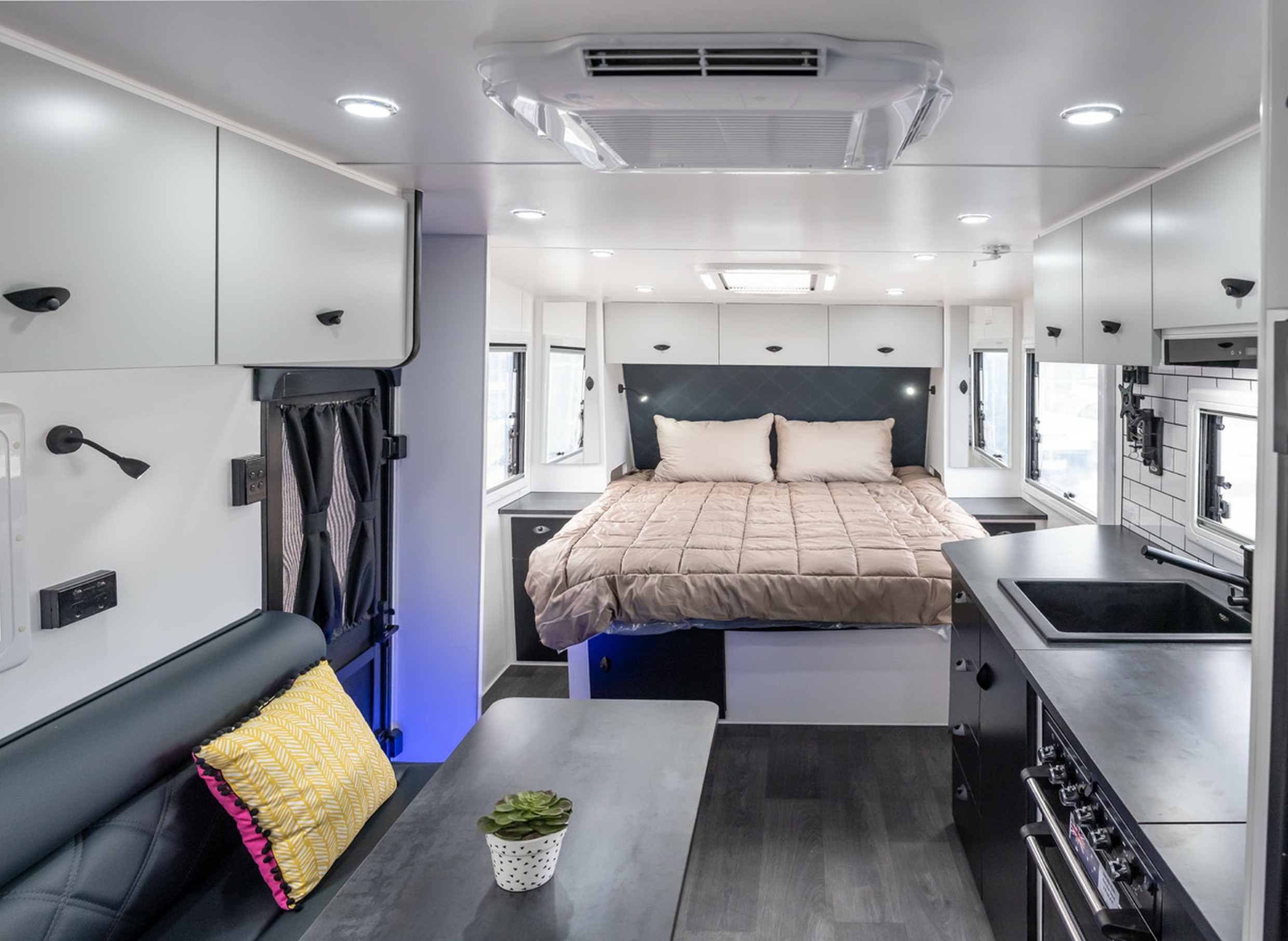 Highclere Caravans Palatial 21'6 photo 8 of 10