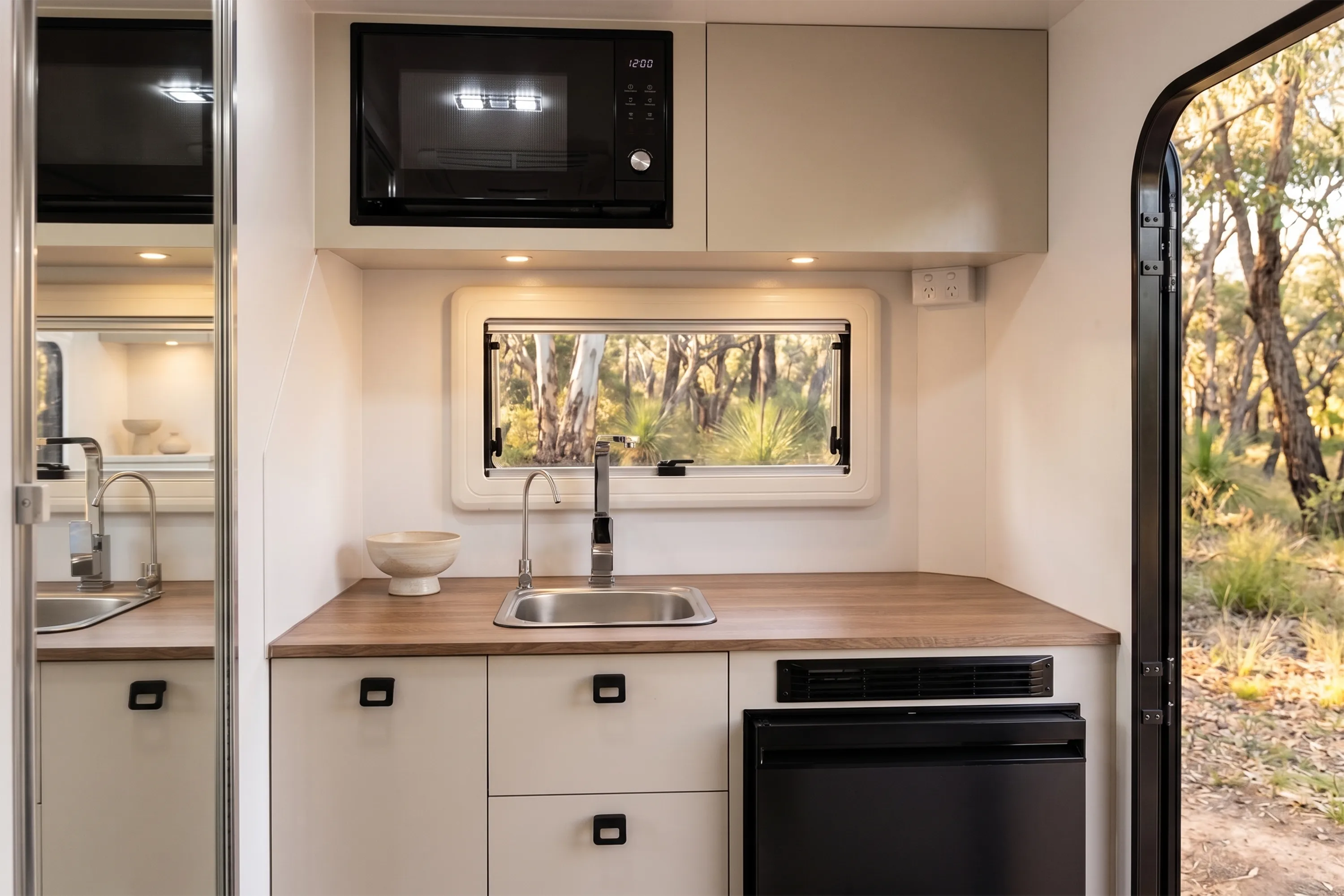 JB Caravans Gator Hybrid photo 10 of 13