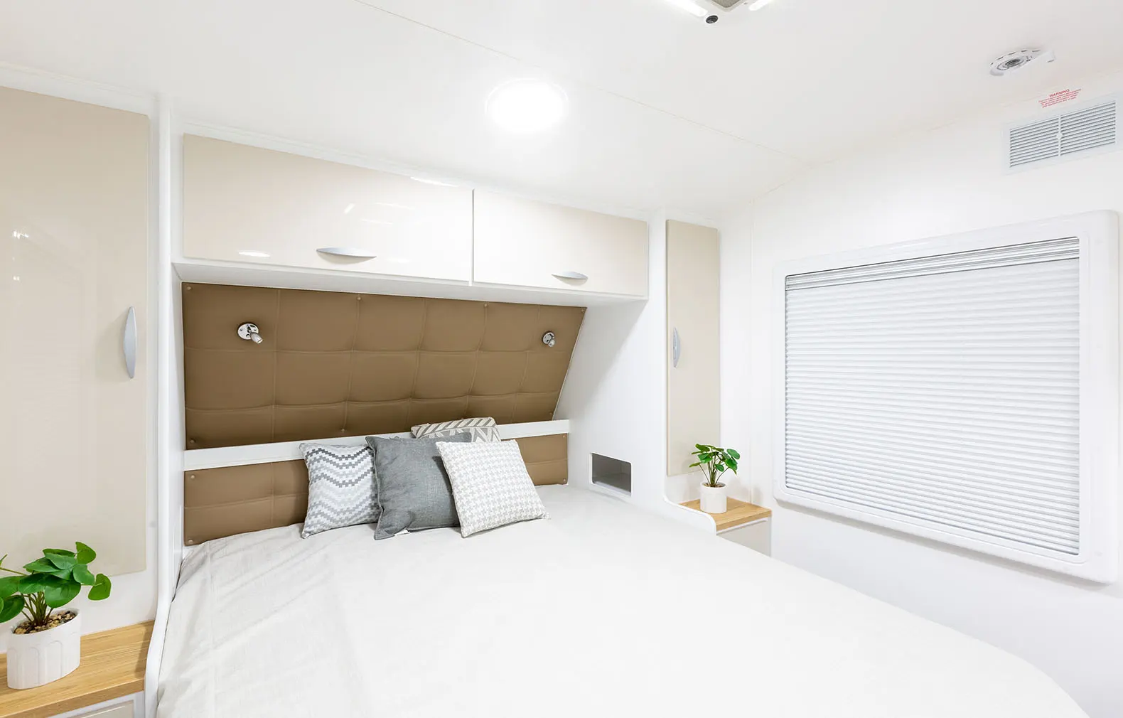 Leader Caravans Gold LE photo 28 of 35