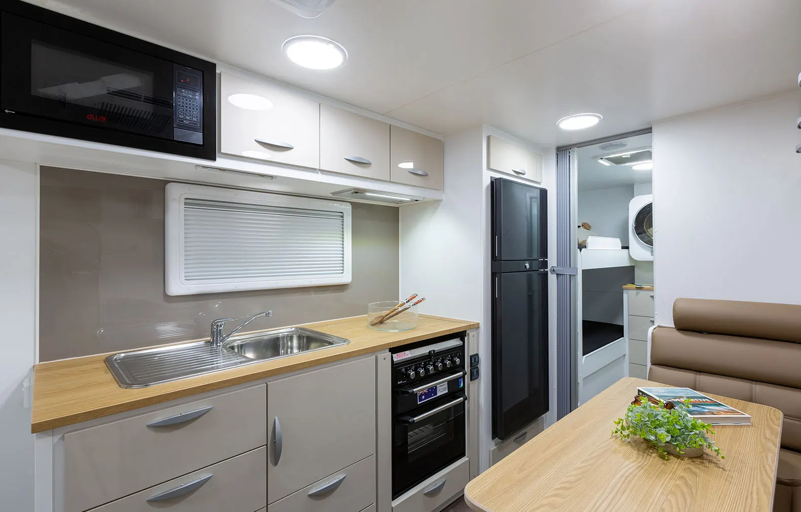 Leader Caravans Gold LE photo 31 of 35