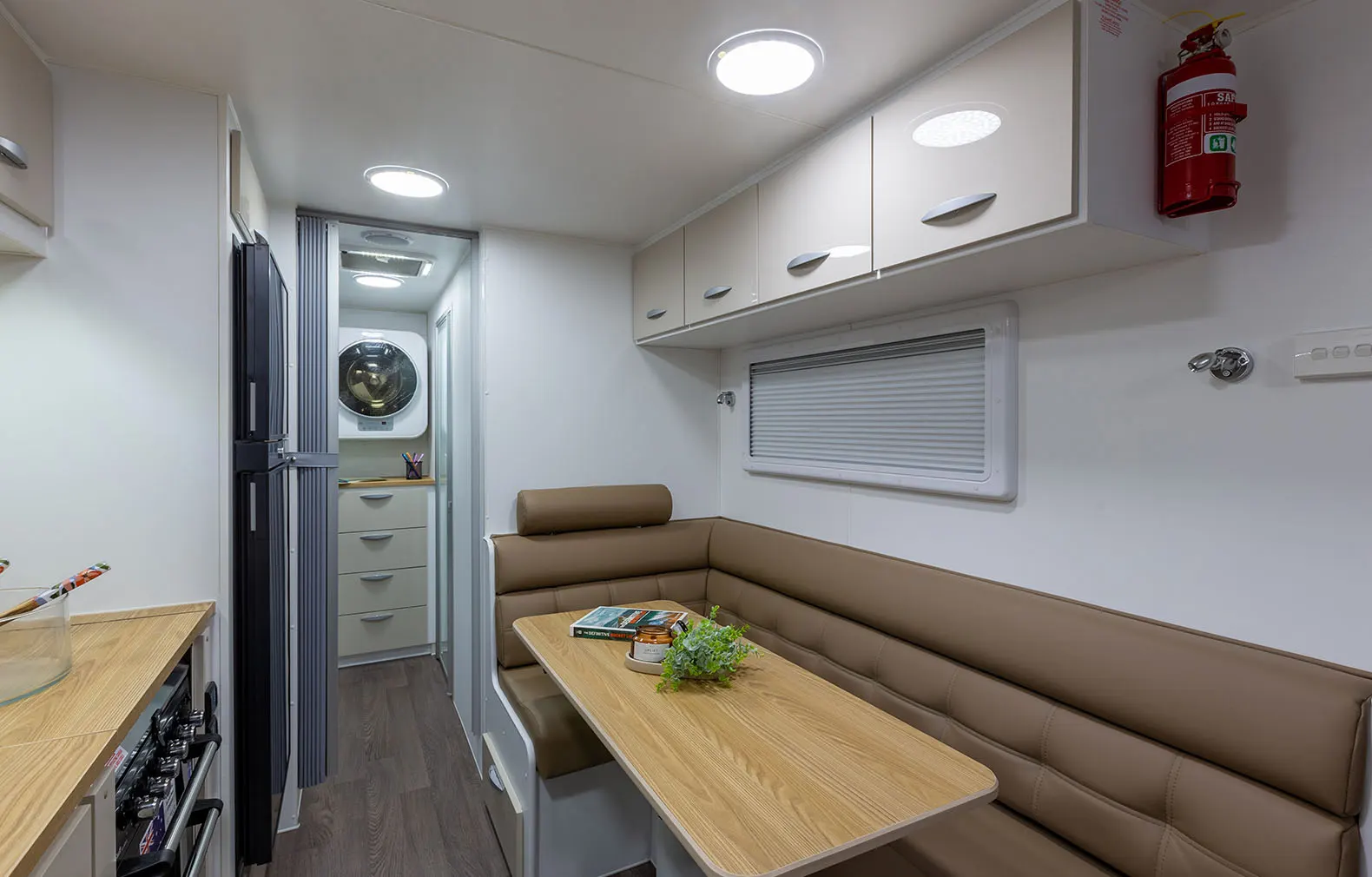 Leader Caravans Gold LE photo 33 of 35