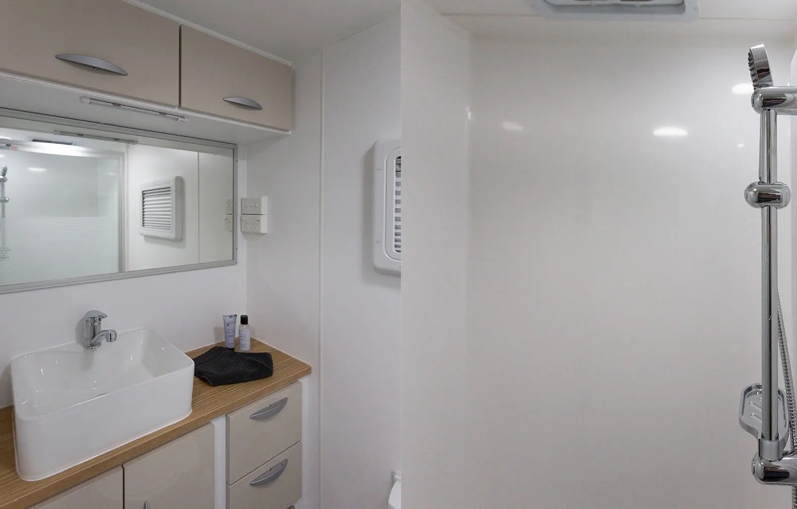 Leader Caravans Gold LE photo 34 of 35