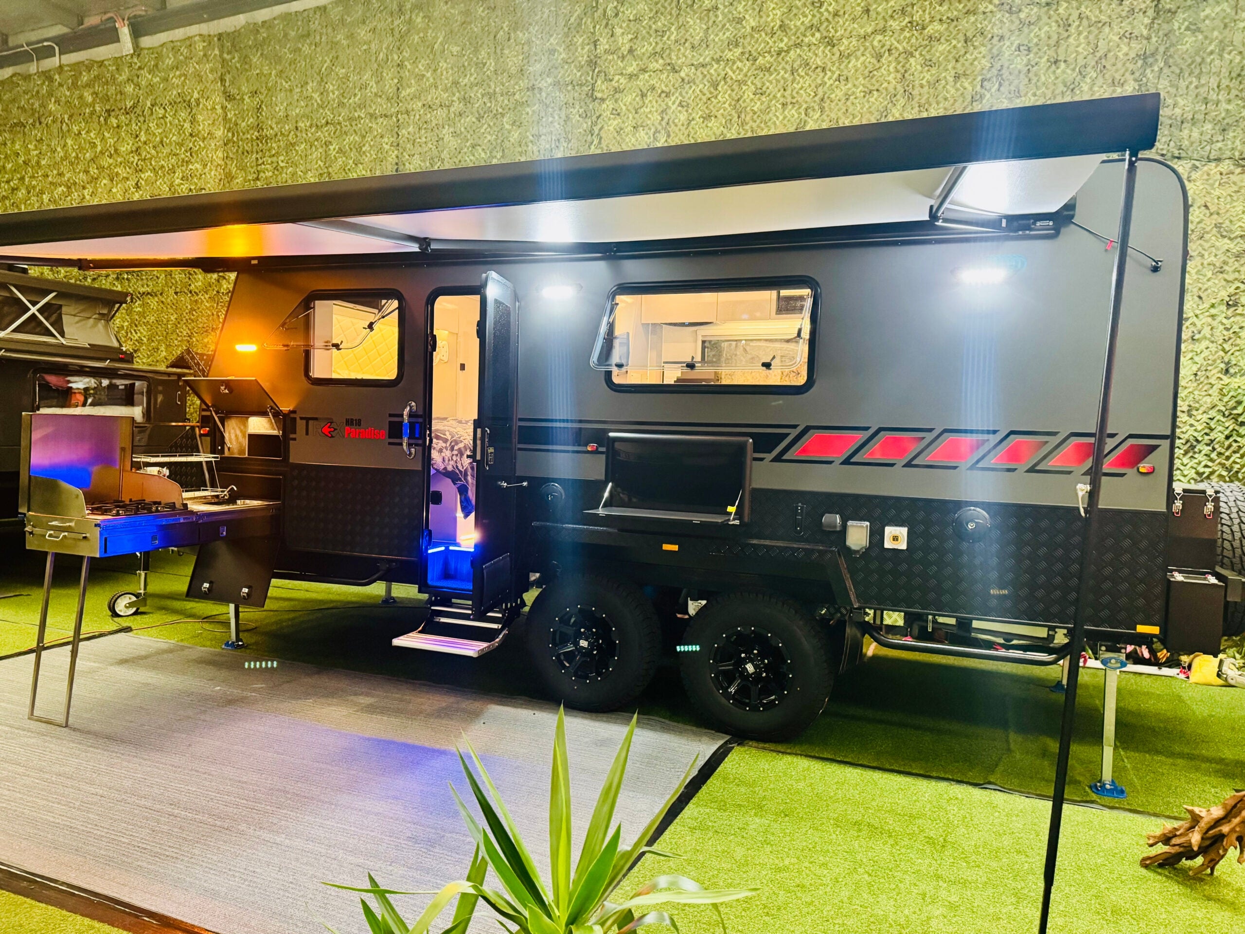Long Haul Campers T-Rex HR18 Paradise photo 11 of 12