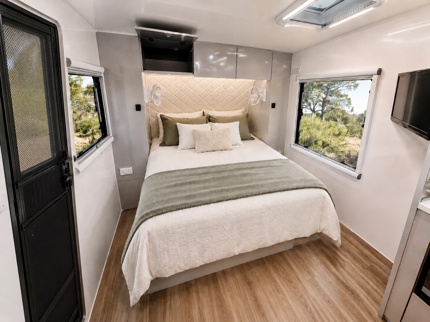 Long Haul Campers T-Rex HR18 Paradise photo 9 of 12