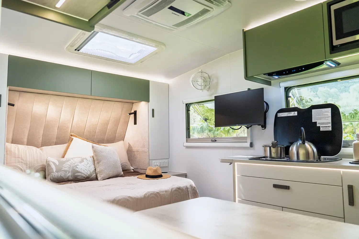 Market Direct Campers Forte SR16 Island S2 photo 3 of 6