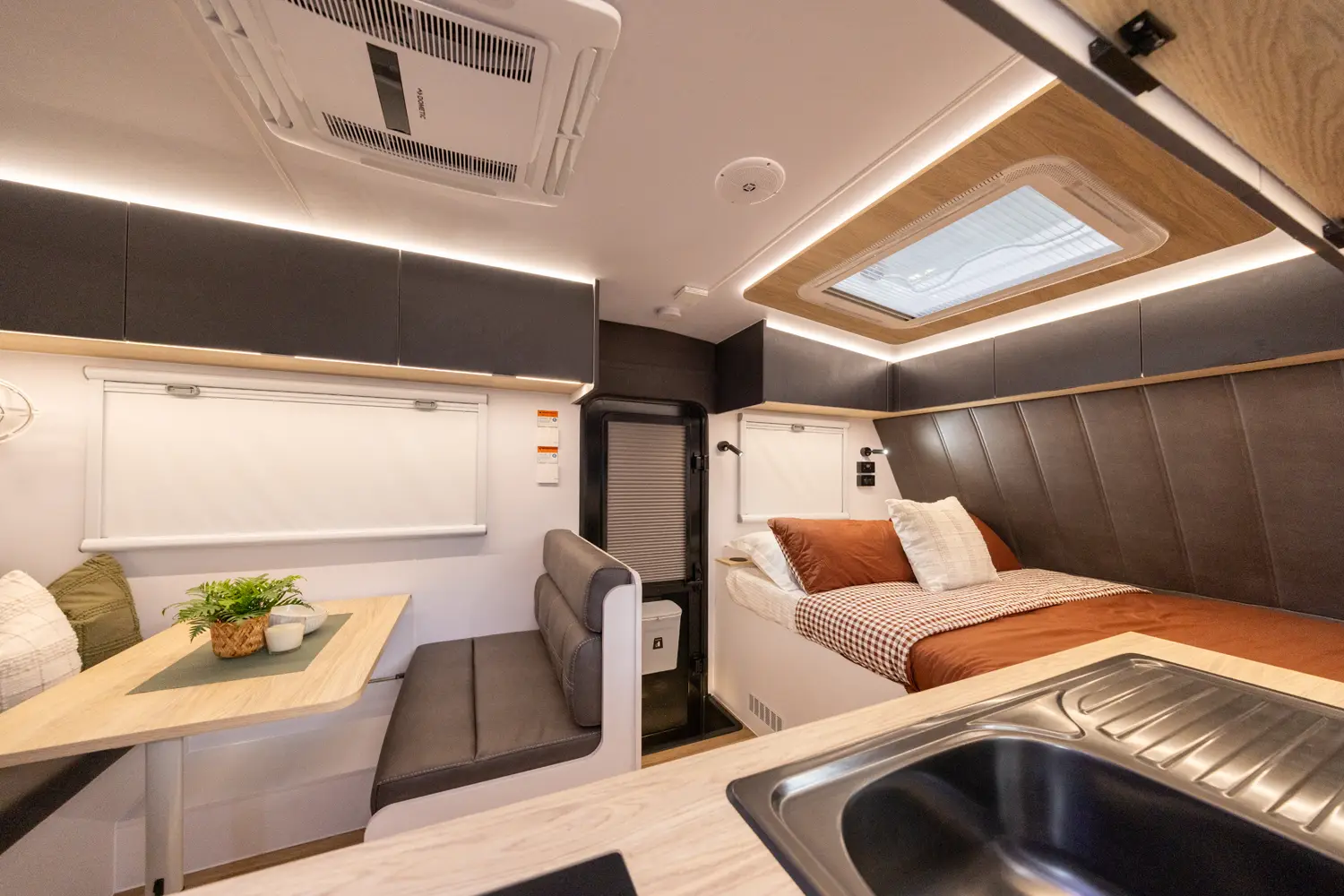 Market Direct Campers XT16 East West MK4 photo 6 of 6