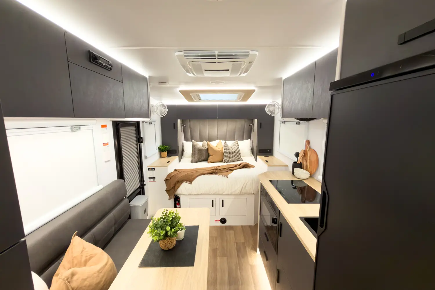 Market Direct Campers XT16 Island MK4 photo 2 of 6