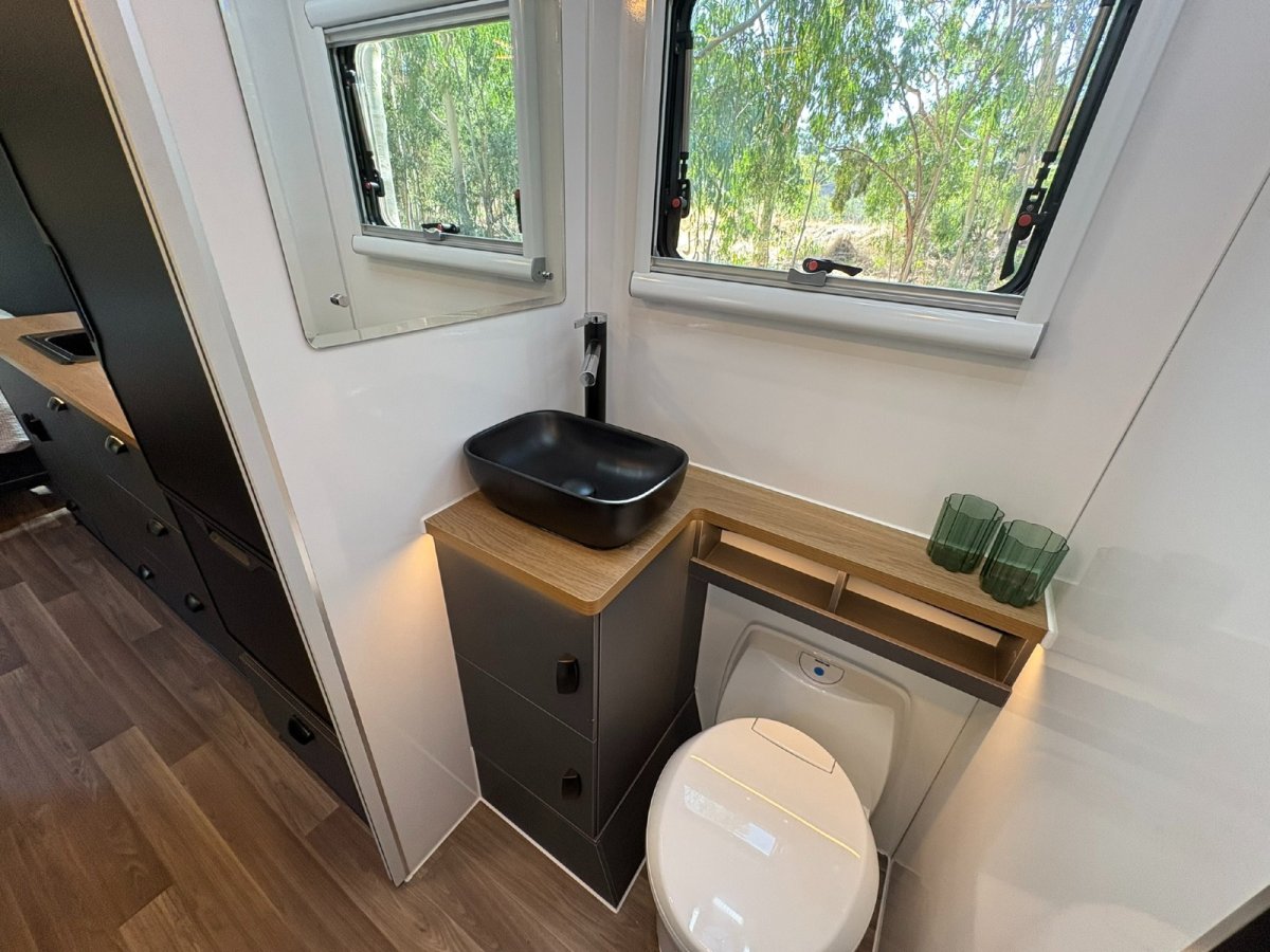 Southern Cross Caravans SCF22F Overlander Bunks photo 4 of 6