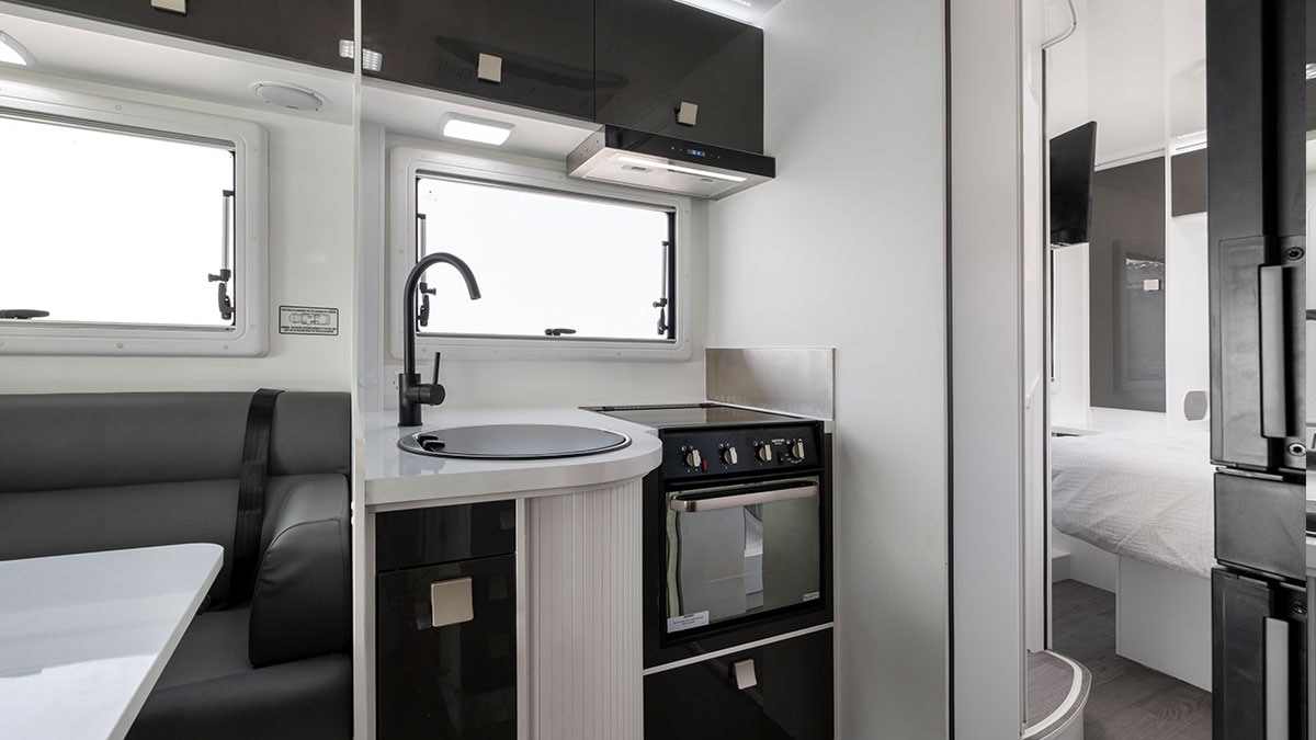 Winnebago Iluka photo 7 of 12