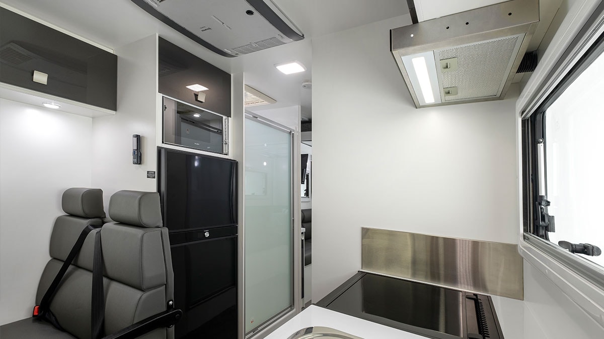 Winnebago Kirra photo 8 of 12